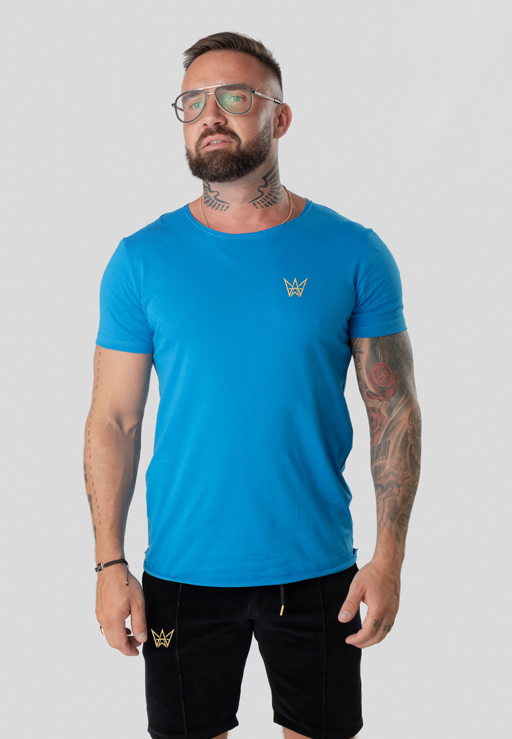 Koszulka Standard z krótkim rękawem w kolorze morskim ze złotą haftowaną koroną.