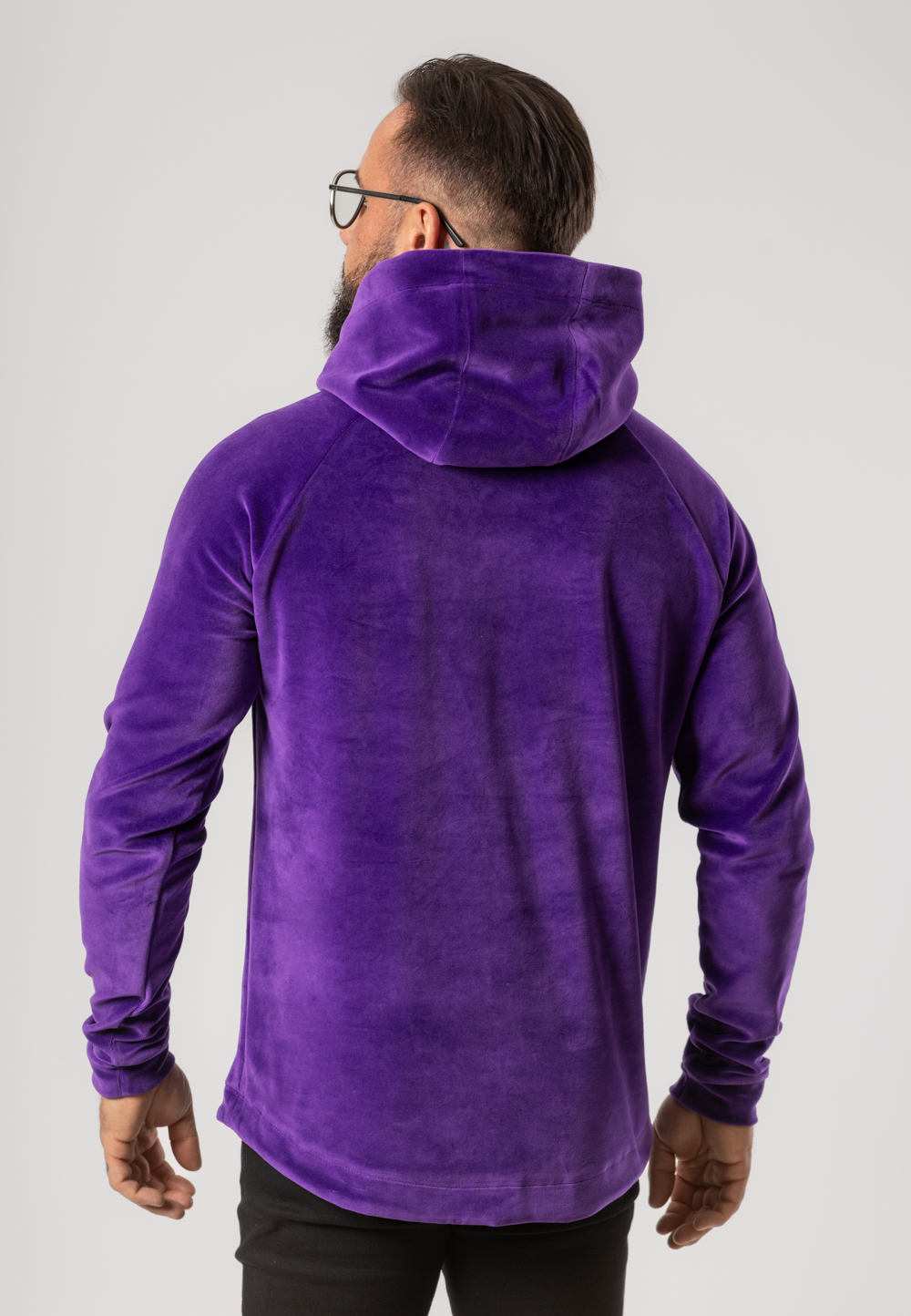 Bluza welurowa z kapturem w kolorze fioletowym ze złotą haftowaną koroną.