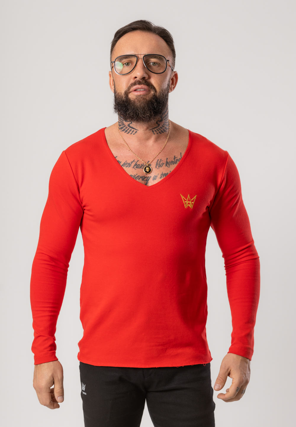 Longsleeve Deepneck Urban Motion - Czerwony 1 Koszulka z długim rękawem i dekoltem deepneck w kolorze czerwonym ze złotą haftowaną koroną.