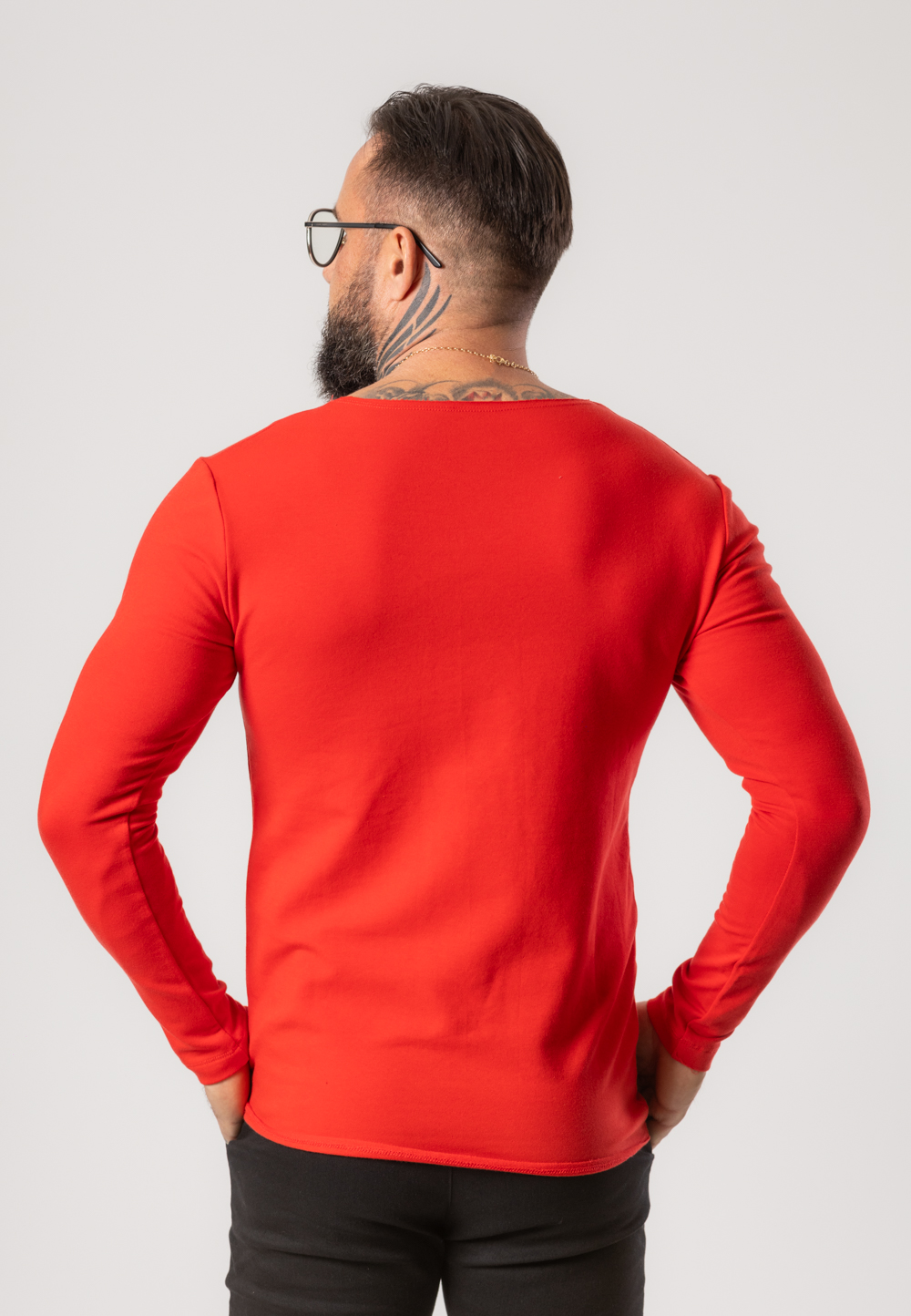 Longsleeve Deepneck Urban Motion - Czerwony 3 Koszulka z długim rękawem i dekoltem deepneck w kolorze czerwonym ze złotą haftowaną koroną.