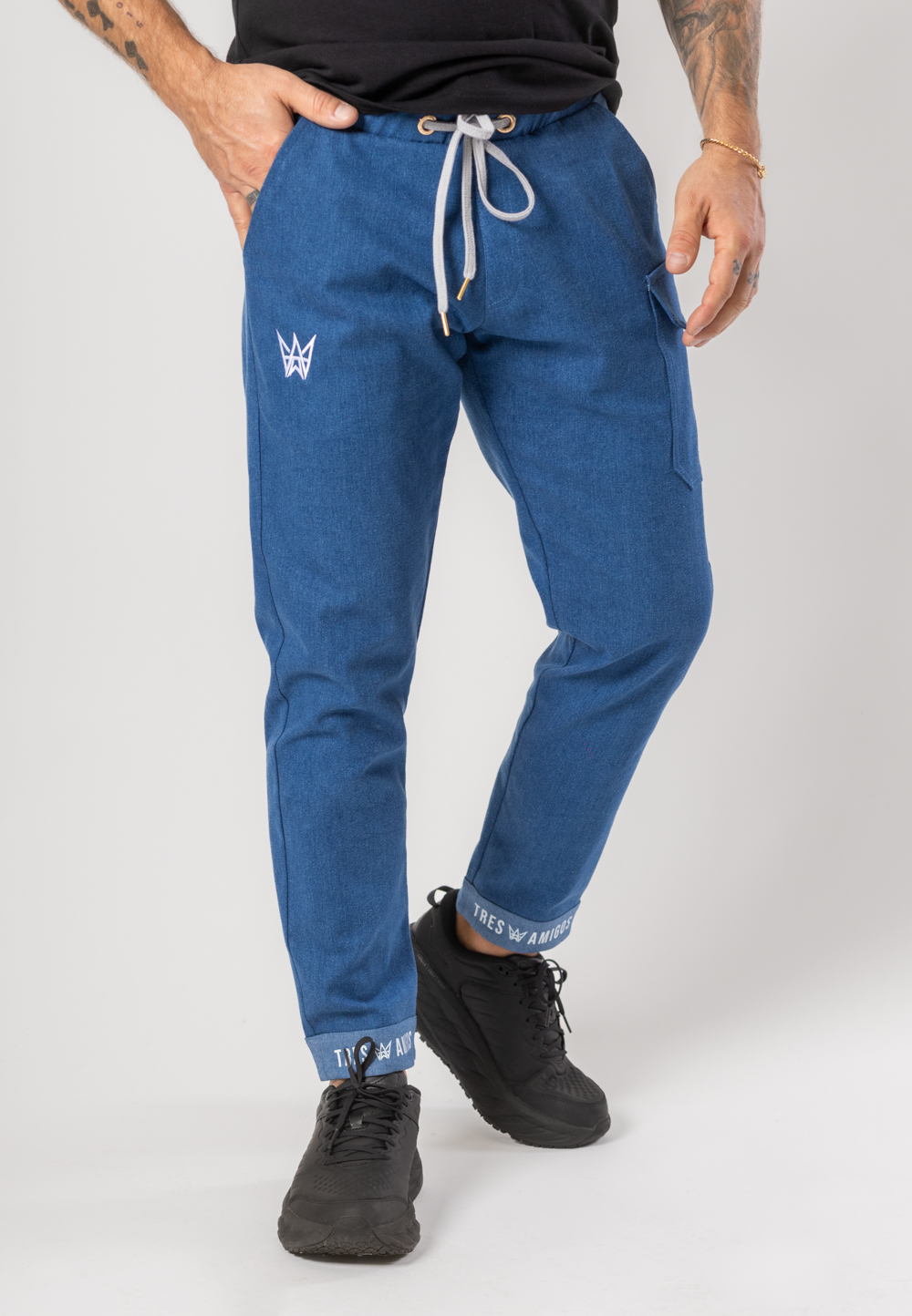 Spodnie Bojówki Jeansowe Z Lycrą – Niebiesko-Białe 1 Spodnie bojówki wykonane z niebieskiego jeansu z białą haftowaną koroną.