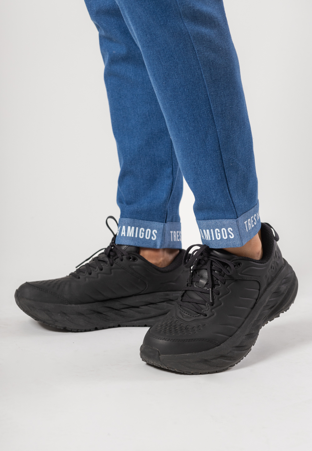 Spodnie Bojówki Jeansowe Z Lycrą – Niebiesko-Białe 3 Spodnie bojówki wykonane z niebieskiego jeansu z białą haftowaną koroną.