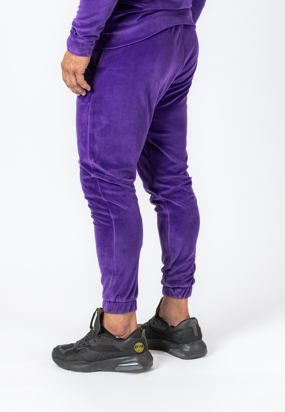 Spodnie Dresowe Welurowe Fioletowe 4 Spodnie dresowe welurowe w kolorze fioletowym ze złotą haftowaną koroną.