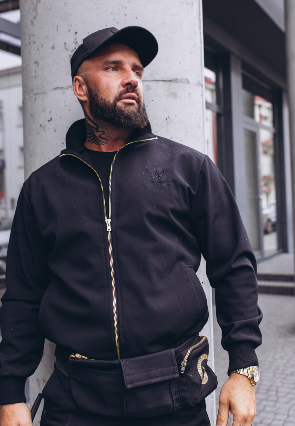 Nerka w kolorze czarnym z szerokim paskiem i złotym logo.