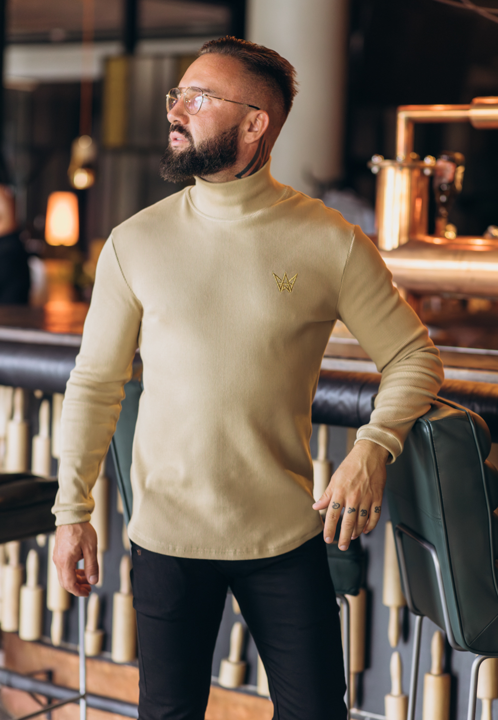 Sweter golf prążkowany z długim rękawem w kolorze beżowym