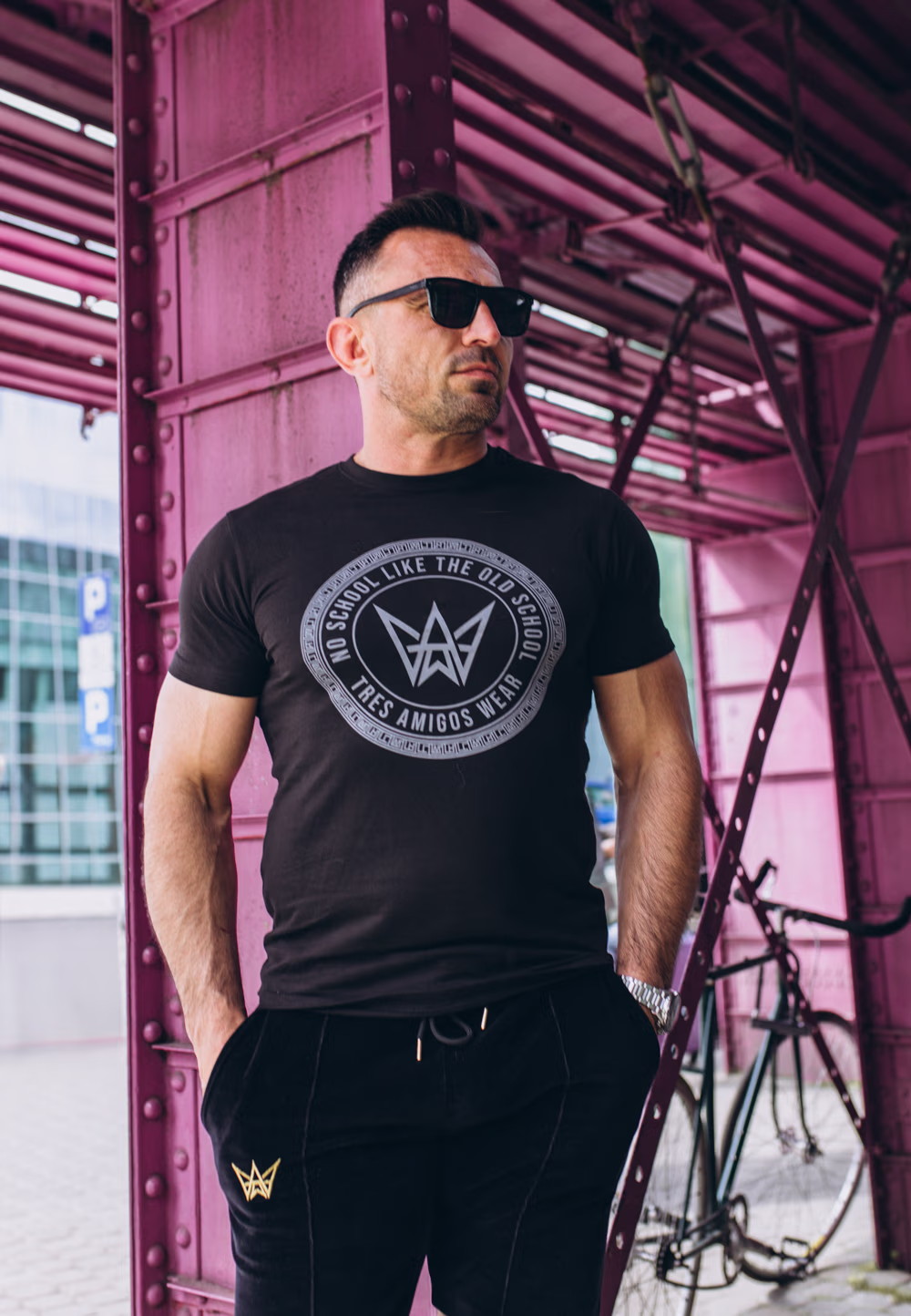 Koszulka Basic Slim Fit Classic w kolorze czarnym z szarym logo.