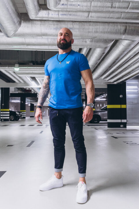 Koszulka Paco Slim Fit z krótkim rękawem w kolorze niebieskim ze złotą haftowaną koroną.