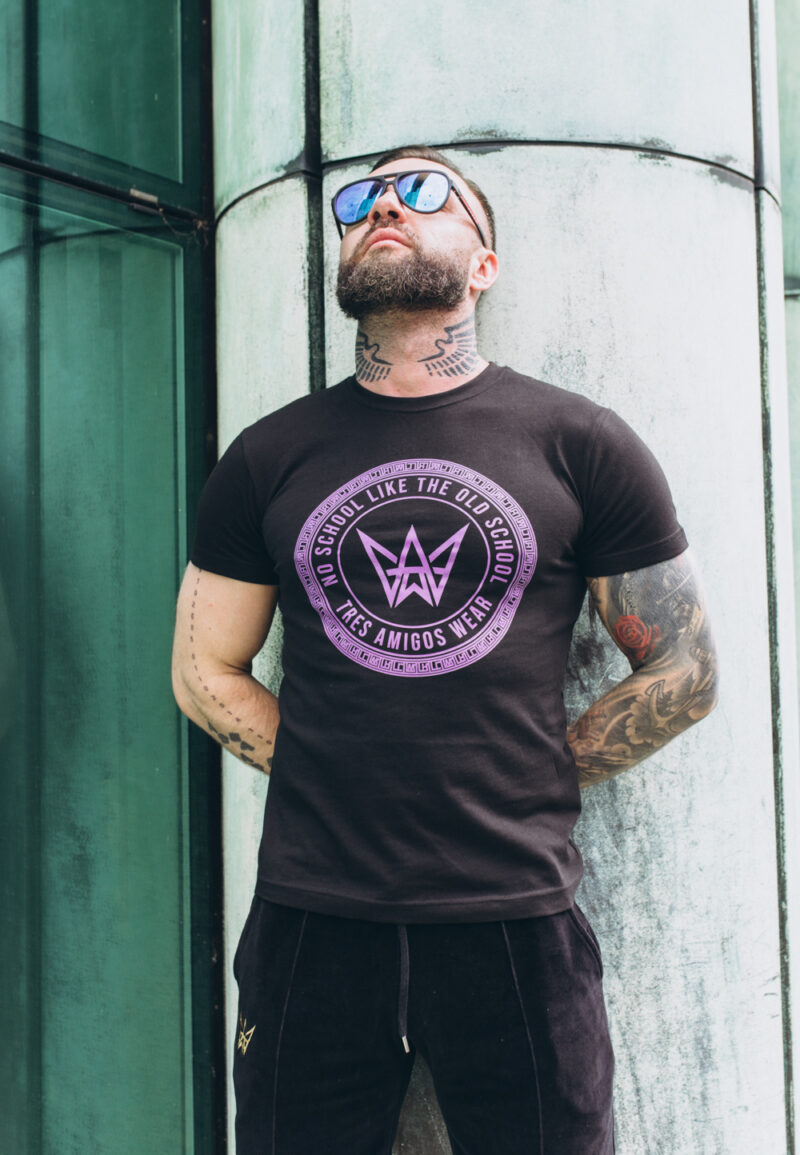 Koszulka Basic Slim Fit Classic z krótkim rękawem w kolorze czarnym z fioletowym logo.