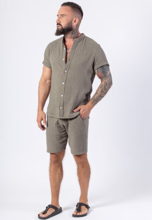 Muślinowy komplet składający się z koszuli z krótkim rękawem i krótkich spodenek w kolorze khaki z koroną ze srebra 925