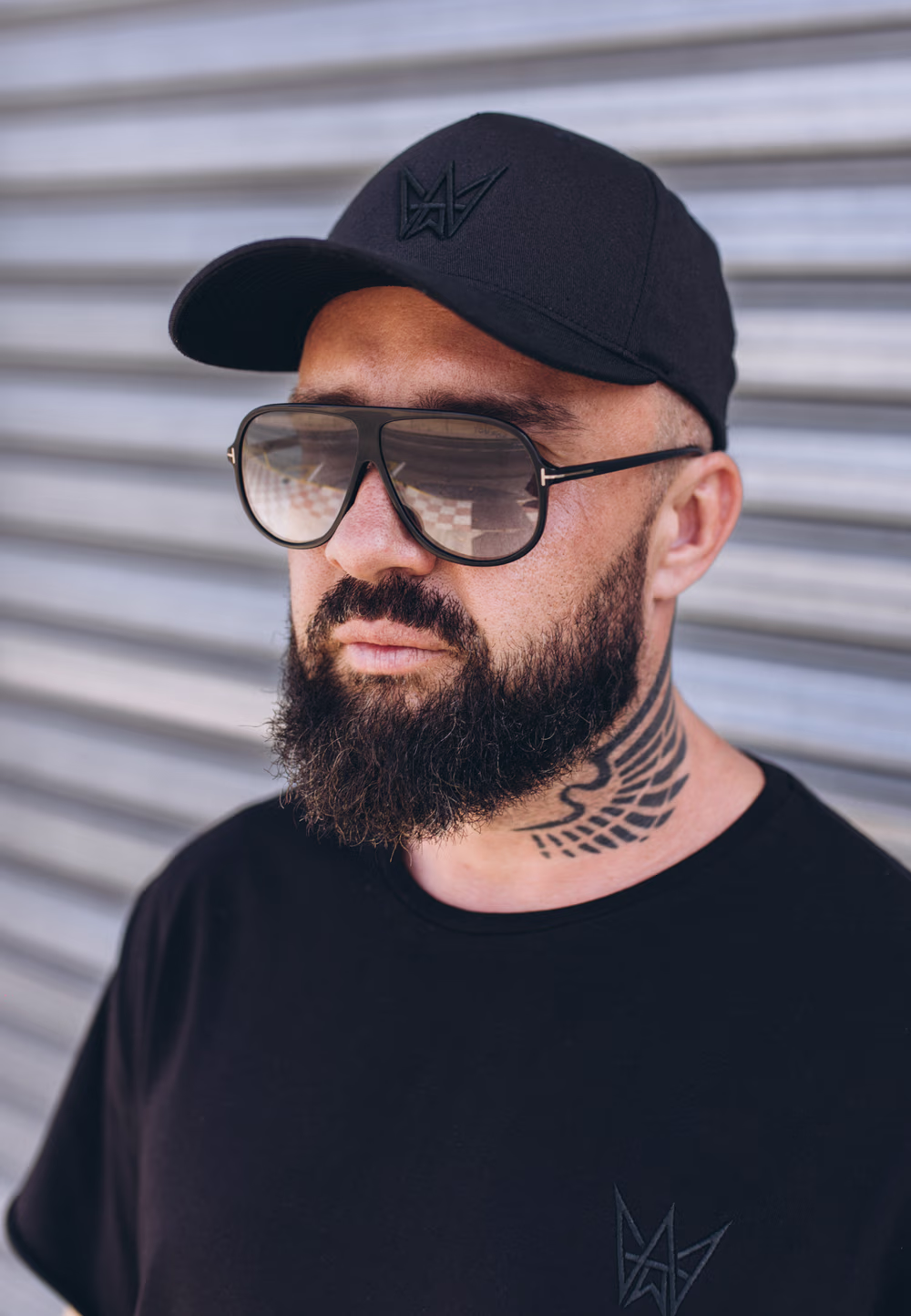 Czapka z daszkiem w kolorze czarnym z czarną haftowaną koroną.