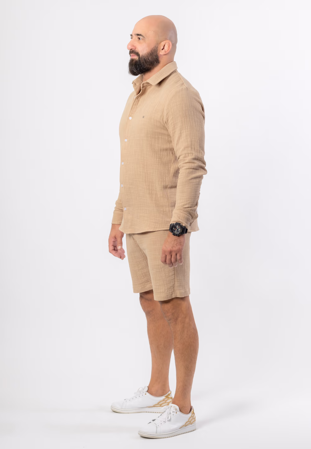 Muślinowy komplet składający się z koszuli z długim rękawem zapinanej na guziki i krótkich spodenek w kolorze beżowym z koroną ze srebra 925