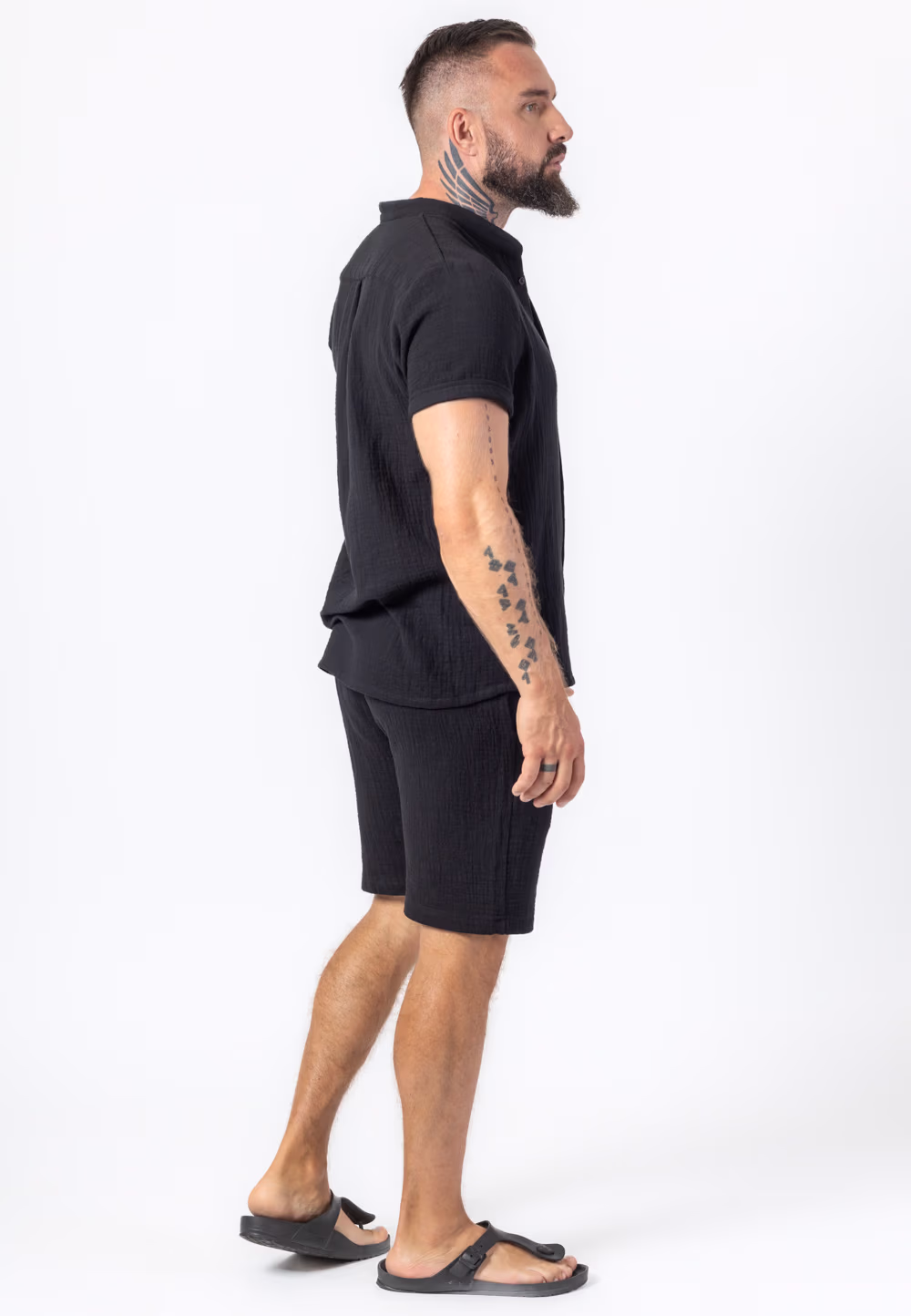 Muślinowy komplet składający się z koszuli z krótkim rękawem zapinanej na guziki i krótkich spodenek w kolorze czarnym z koroną ze srebra 925