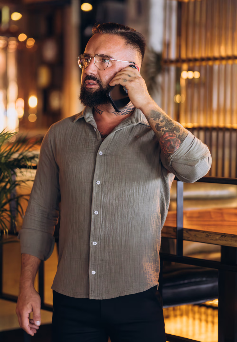 Muślinowa koszula z długim rękawem zapinana na guziki w kolorze khaki z koroną ze złota 585