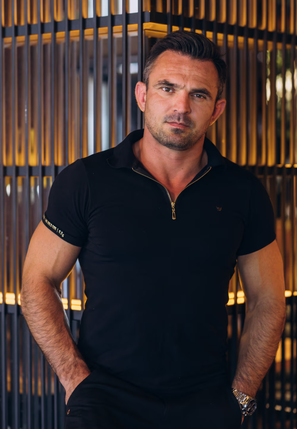 Koszulka Zipneck z krótkim rękawem w kolorze czarnym z koroną wykonaną ze złota 585.