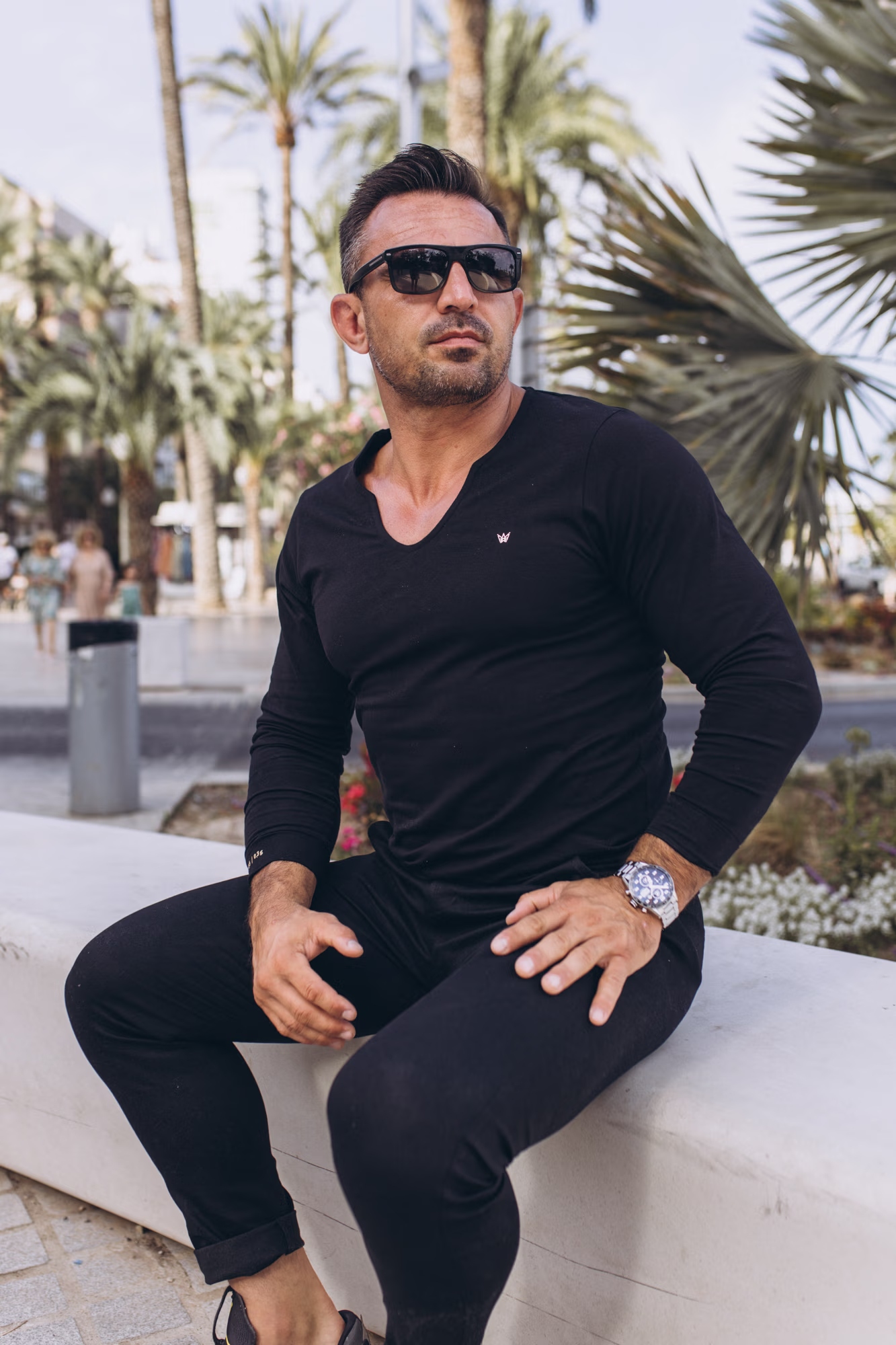 Koszulka Weirdneck z długim rękawem w kolorze czarnym z koroną wykonaną ze złota 585.