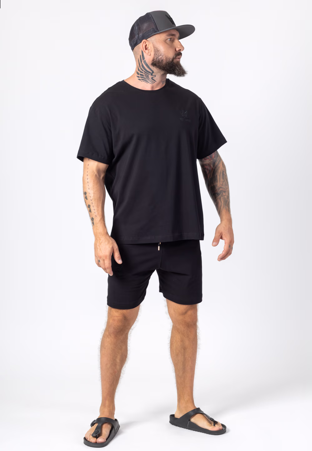 Koszulka i spodenki Oversize w kolorze czarnym z czarną haftowaną koroną.