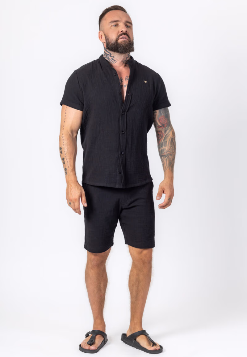 Muślinowy komplet składający się z koszuli z krótkim rękawem zapinanej na guziki i krótkich spodenek w kolorze czarnym z koroną ze złota 585