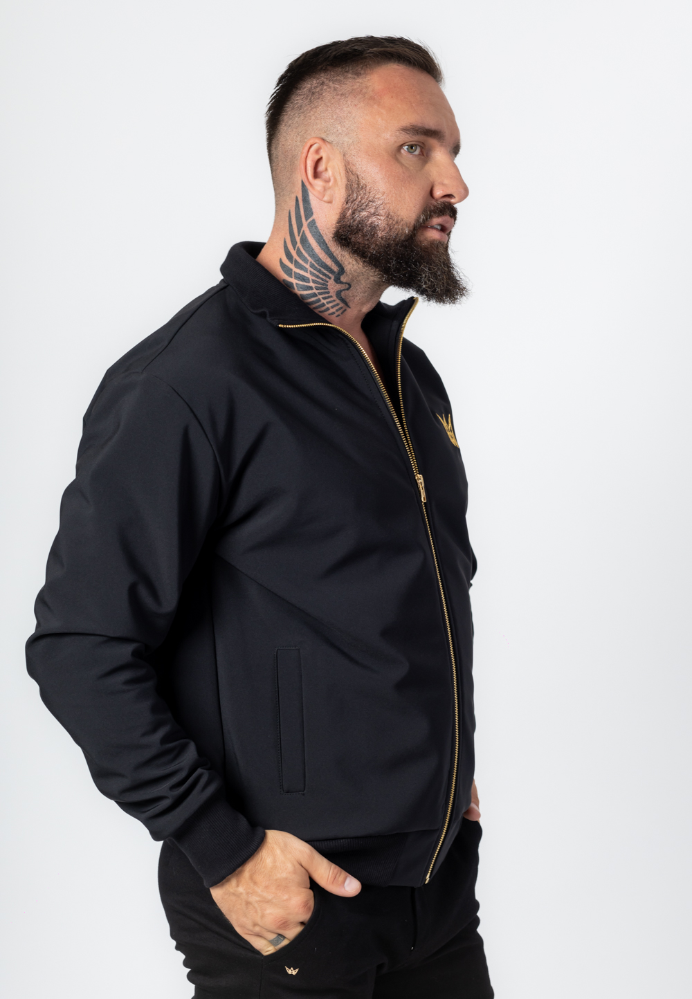 Softshellowa kurtka na zamek w kolorze czarnym ze złotą haftowaną koroną
