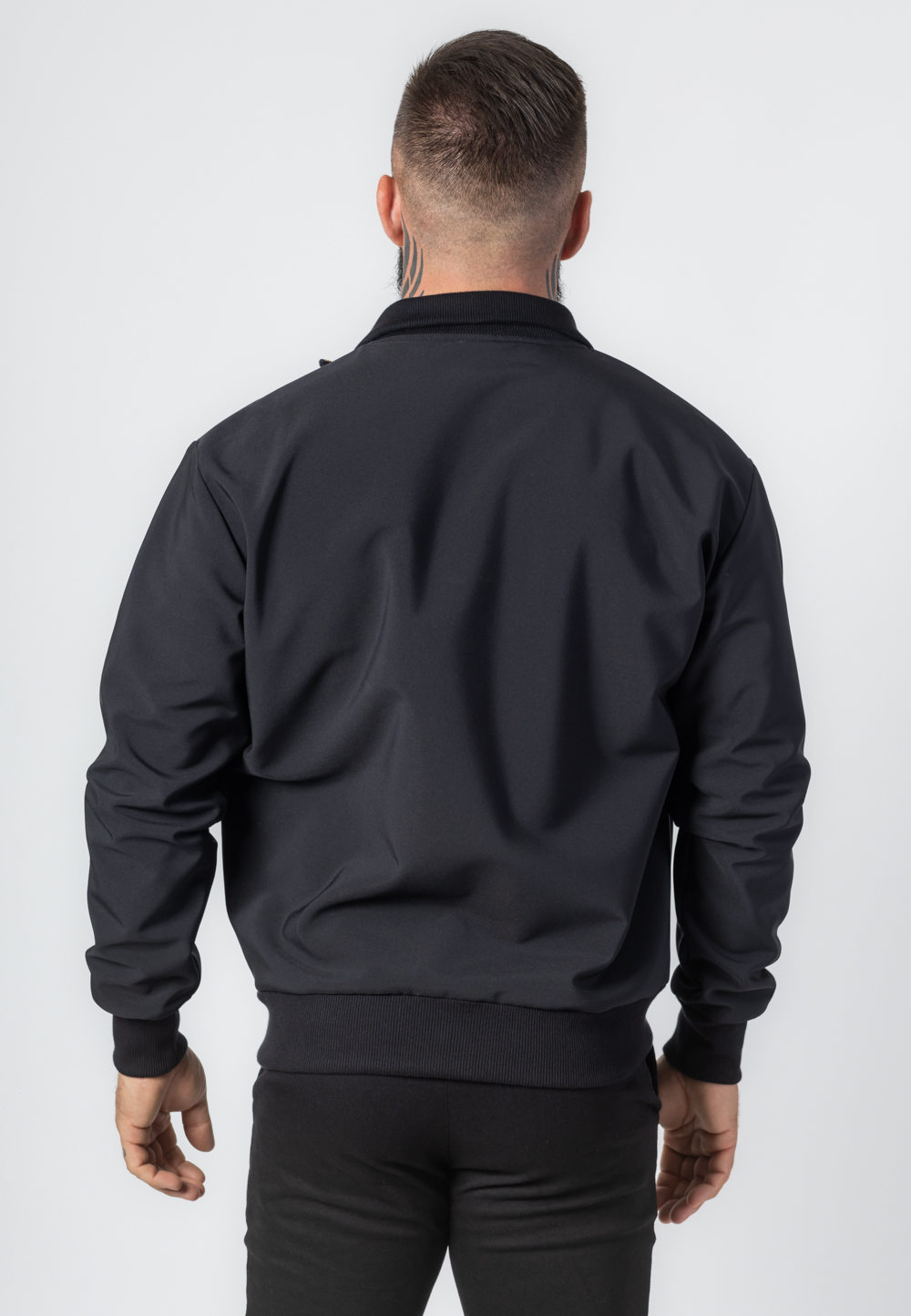 Softshellowa kurtka na zamek w kolorze czarnym ze złotą haftowaną koroną