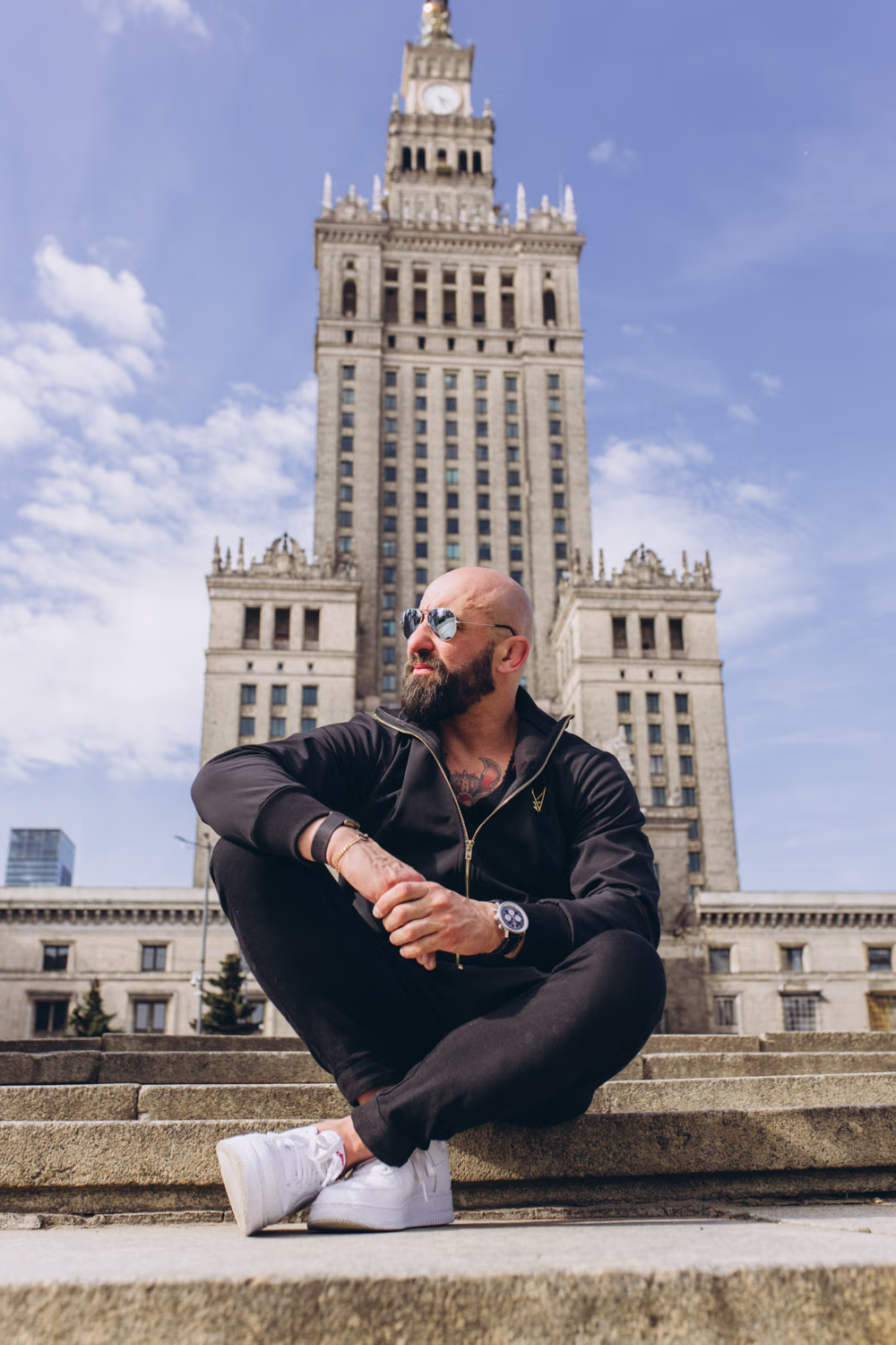 Softshellowa kurtka na zamek w kolorze czarnym ze złotą haftowaną koroną