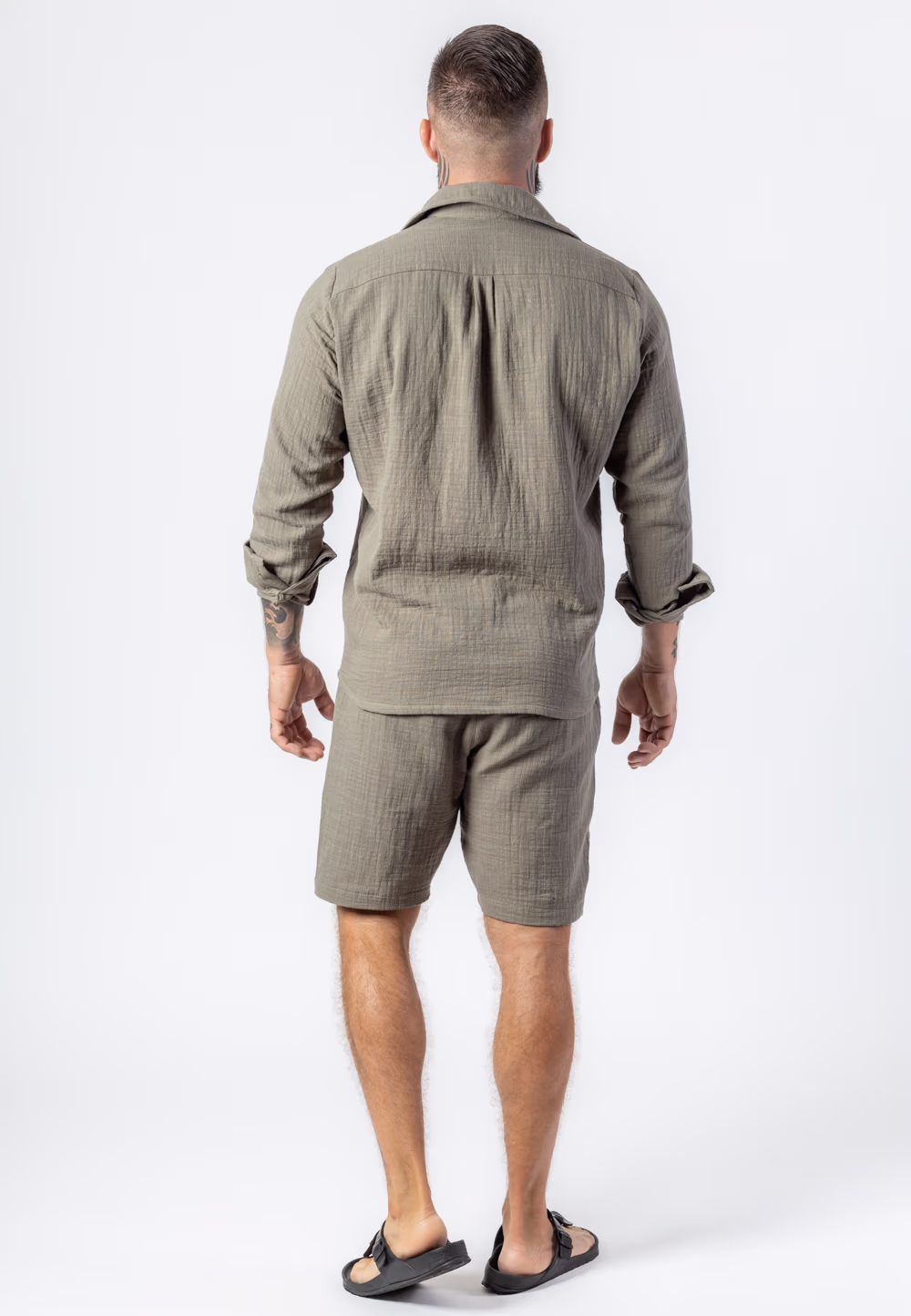 Muślinowy komplet składający się z koszuli z długim rękawem zapinanej na guziki i krótkich spodenek w kolorze khaki z koroną ze złota 585