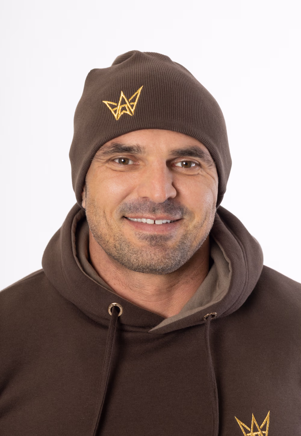 Bawełniana czapka zimowa w kolorze czekoladowym ze złotą haftowaną koroną