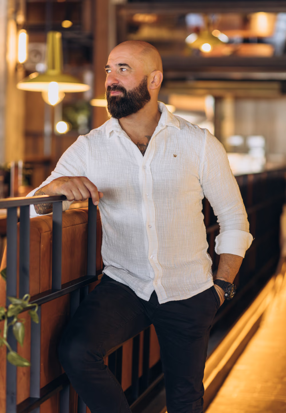 Muślinowa koszula z długim rękawem zapinana na guziki w kolorze białym z koroną ze złota 585