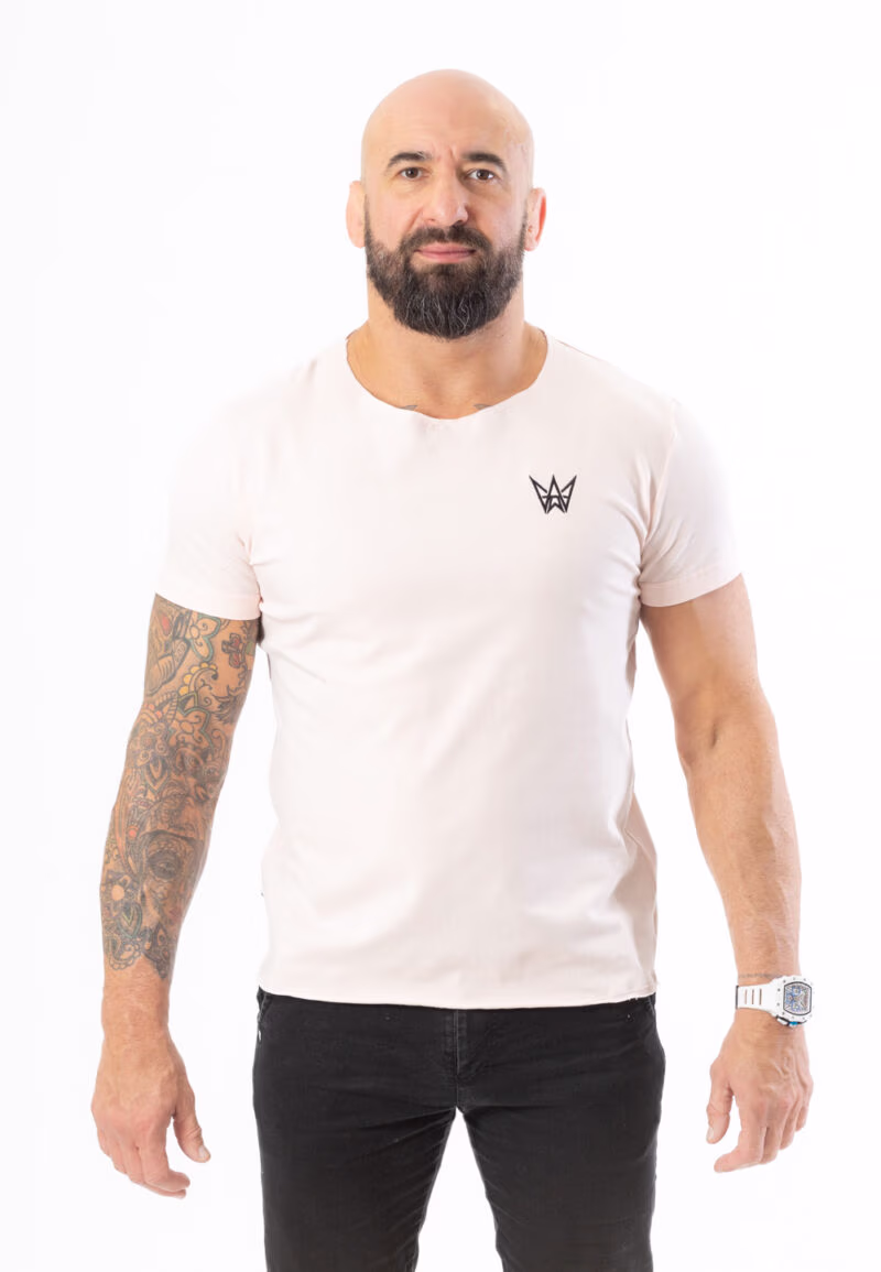 Koszulka z krótkim rękawem w kolorze różowym z czarną haftowaną koroną.