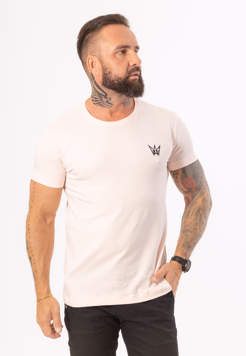 Koszulka Paco Slim z krótkim rękawem w kolorze różowym z czarną haftowaną koroną.