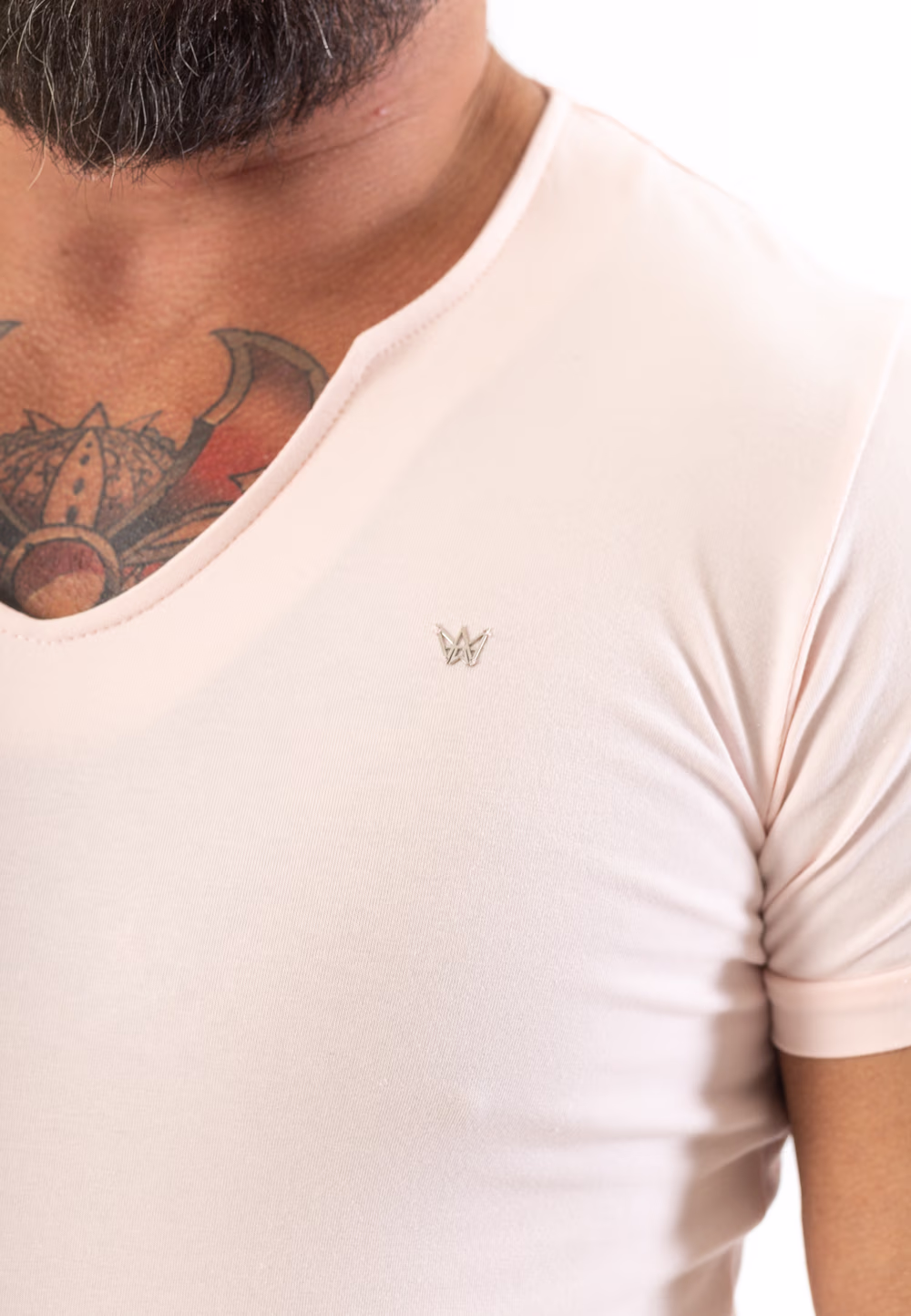 Koszulka Krótka Weirdneck Różowa - Korona Srebro 925 5 Koszulka z krótkim rękawem w kolorze różowym z koroną wykonaną ze srebra 925.