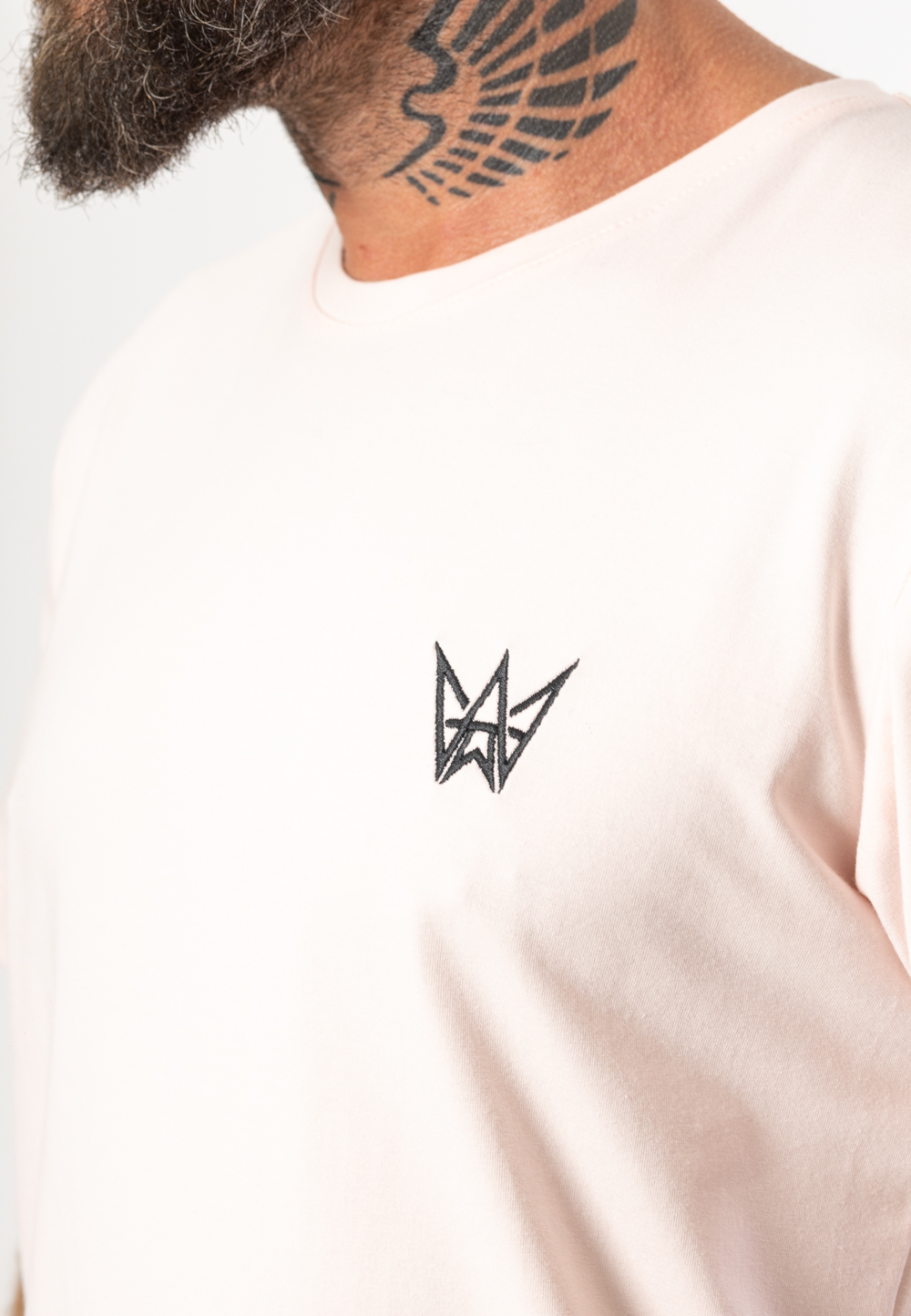 Koszulka z krótkim rękawem w kolorze różowym z czarną haftowaną koroną.