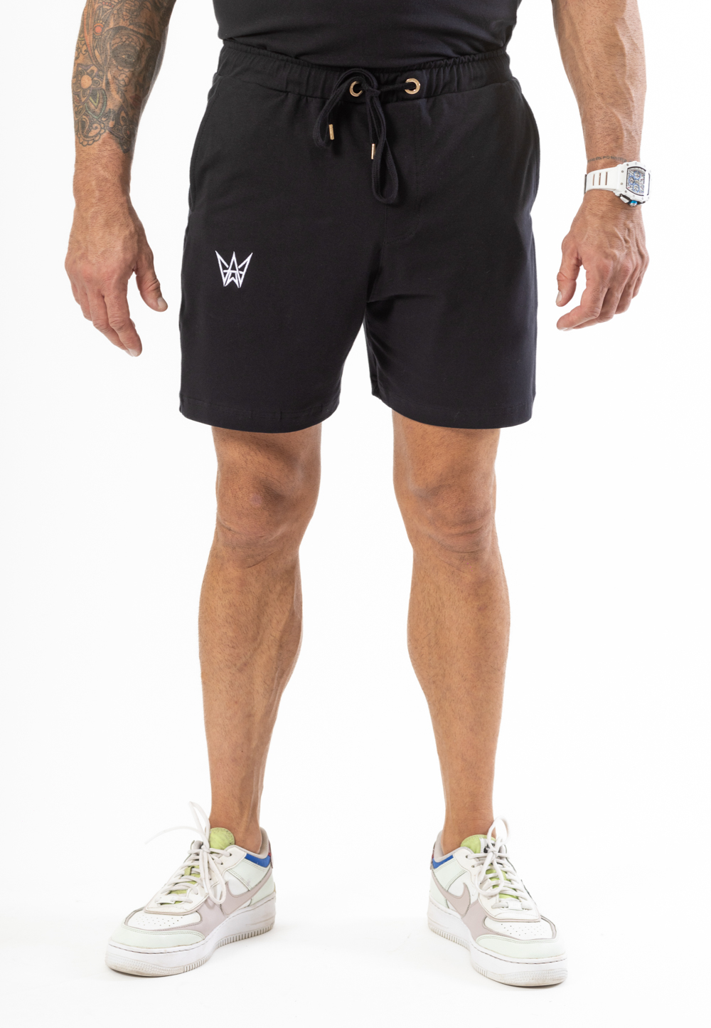 Krótkie Spodenki Oversize Czarne - Biały Haft 1 Krótkie spodenki Oversize w kolorze czarnym z białą haftowaną koroną.