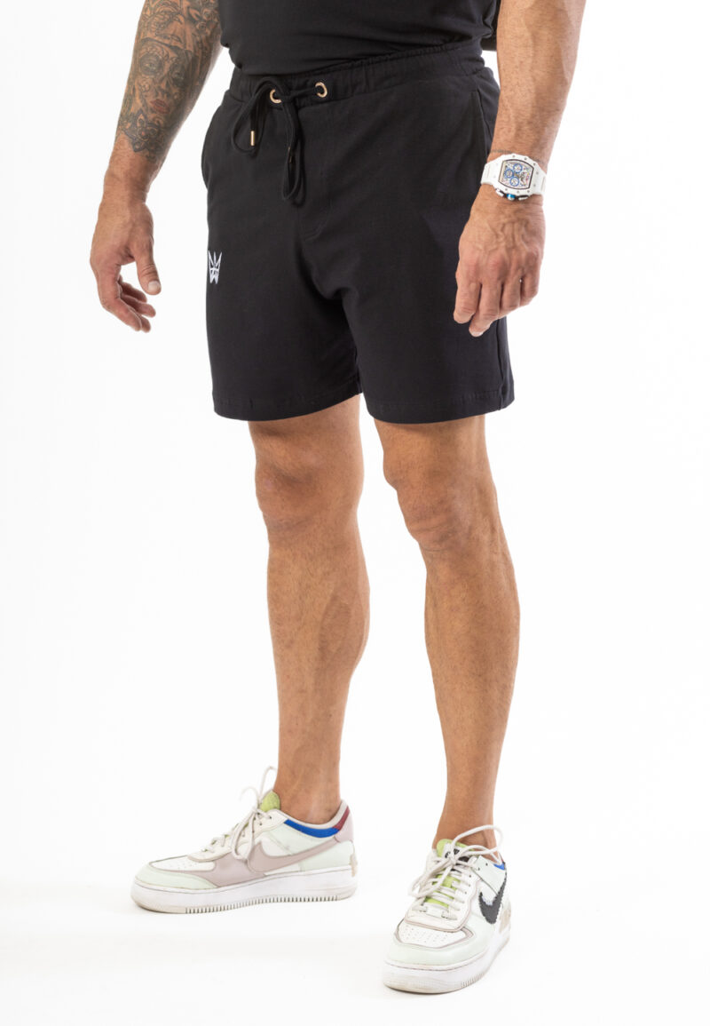 Krótkie spodenki Oversize w kolorze czarnym z białą haftowaną koroną.