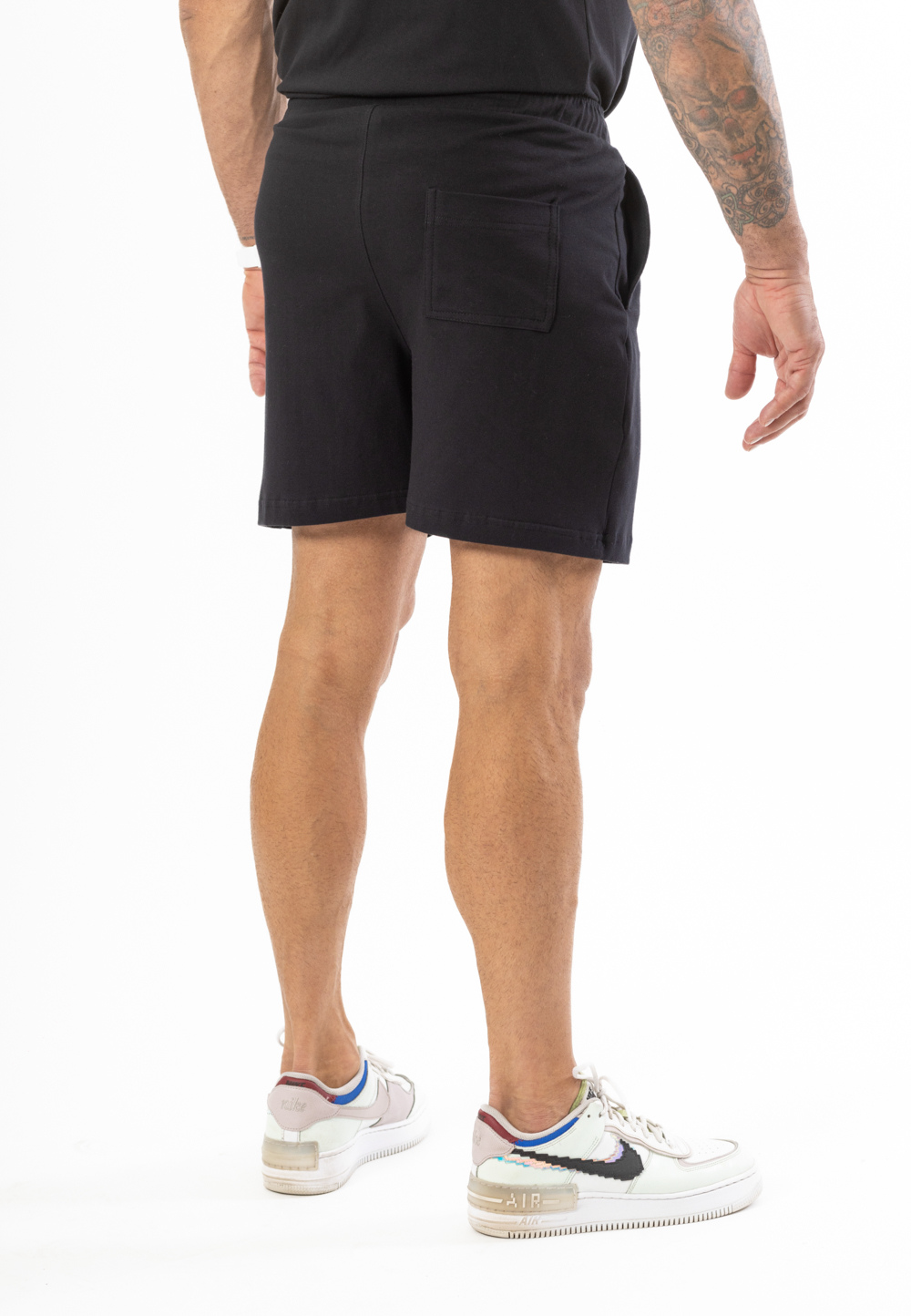 Krótkie Spodenki Oversize Czarne - Biały Haft 3 Krótkie spodenki Oversize w kolorze czarnym z białą haftowaną koroną.