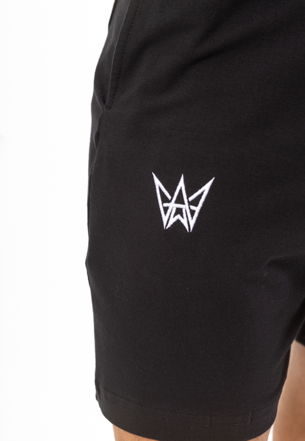 Krótkie Spodenki Oversize Czarne - Biały Haft 4 Krótkie spodenki Oversize w kolorze czarnym z białą haftowaną koroną.