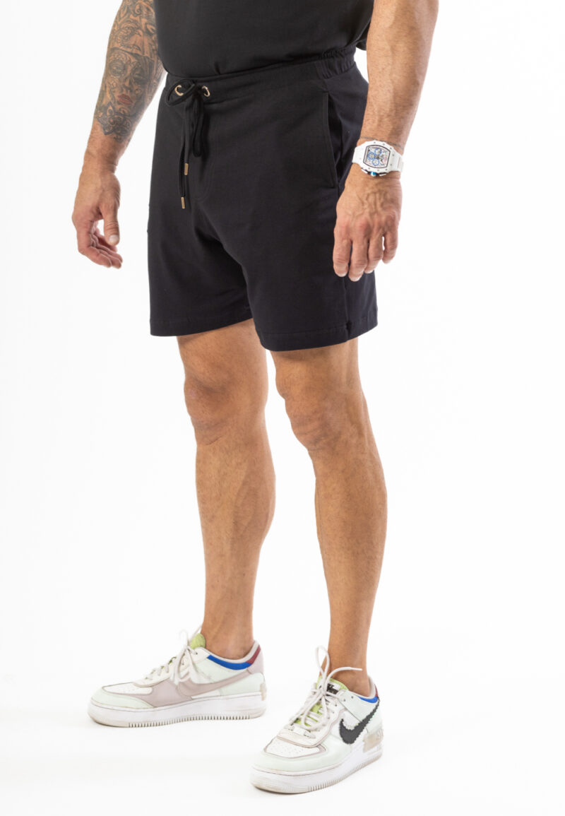 Krótkie spodenki Oversize w kolorze czarnym z czarną haftowaną koroną.