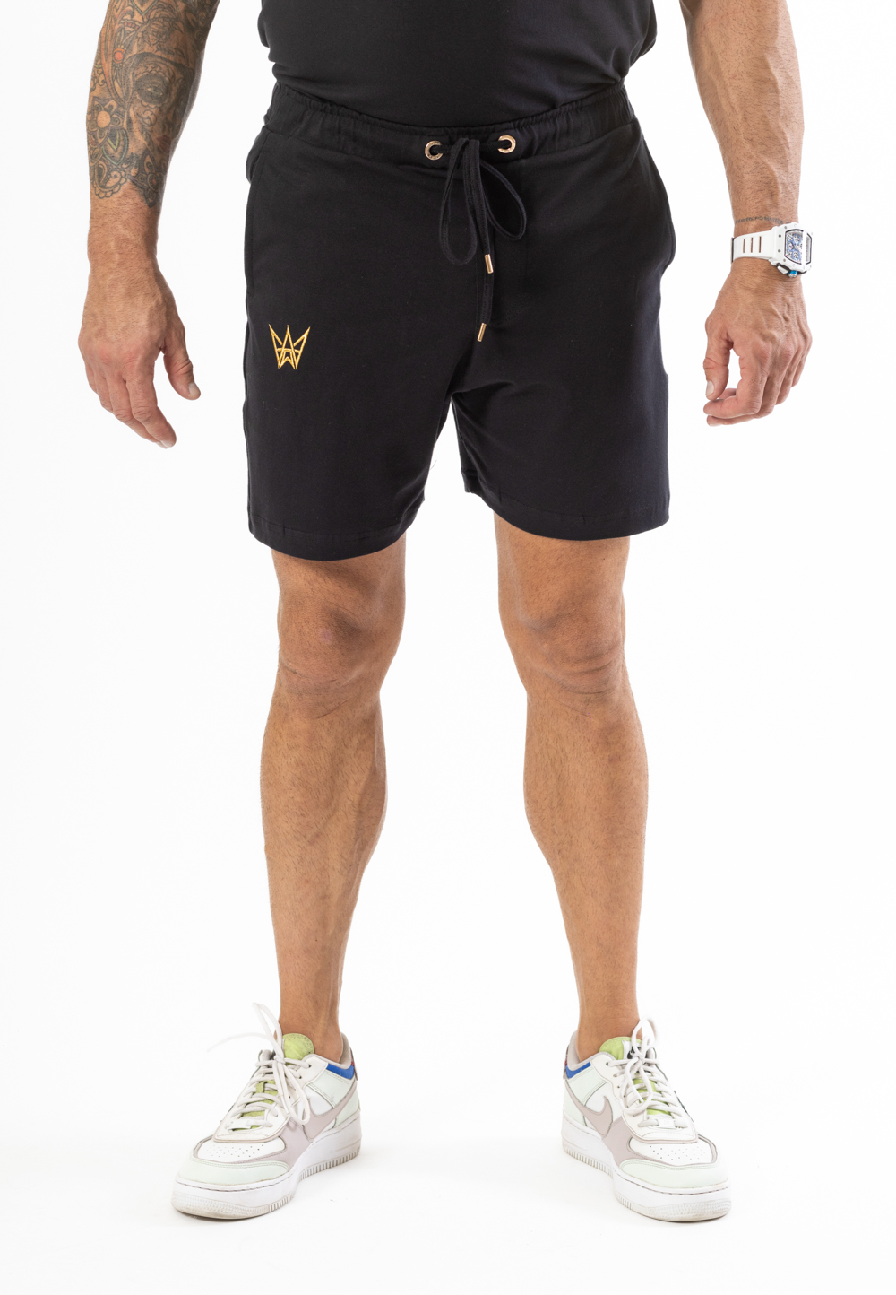 Krótkie Spodenki Oversize Czarne - Złoty Haft 1 Krótkie spodenki Oversize w kolorze czarnym ze złotą haftowaną koroną.