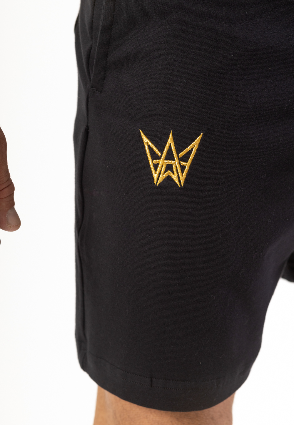 Krótkie Spodenki Oversize Czarne - Złoty Haft 3 Krótkie spodenki Oversize w kolorze czarnym ze złotą haftowaną koroną.