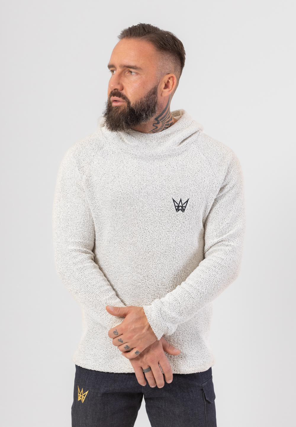 Bluza Z Kapturem Sheep - Jasnoszara 3 Bluza z kapturem w kolorze jasnoszarym z czarną haftowaną koroną.