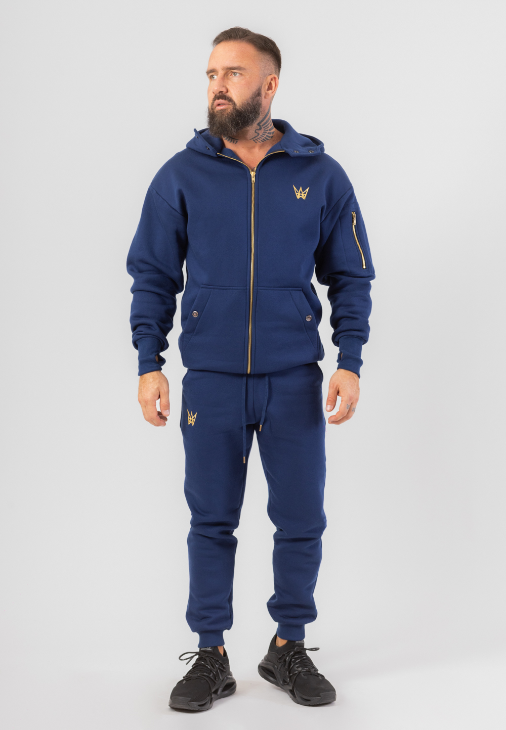 Komplet dresowy w kolorze granatowym o kroju oversize.