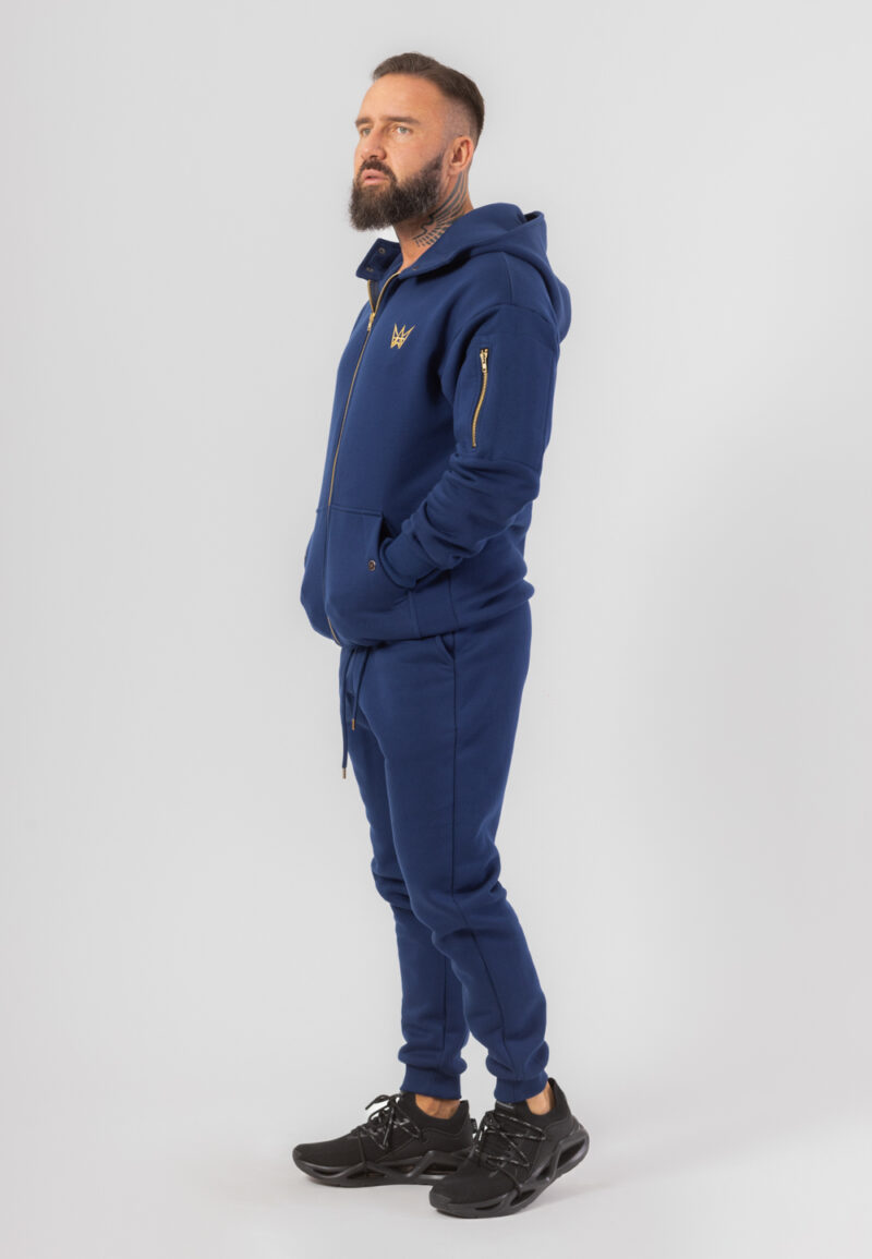 Komplet dresowy w kolorze granatowym o kroju oversize.
