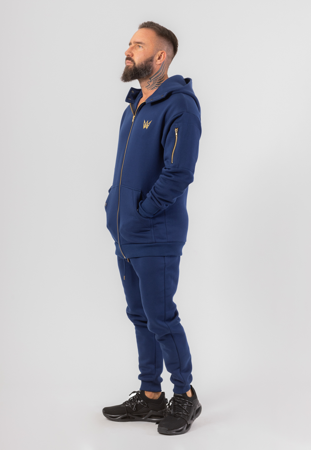 Komplet dresowy w kolorze granatowym o kroju oversize.