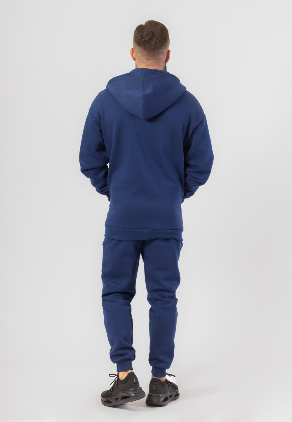 Komplet dresowy w kolorze granatowym o kroju oversize.