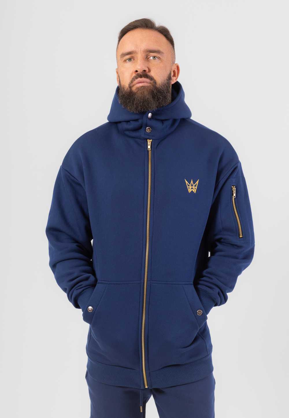 Komplet dresowy w kolorze granatowym o kroju oversize.