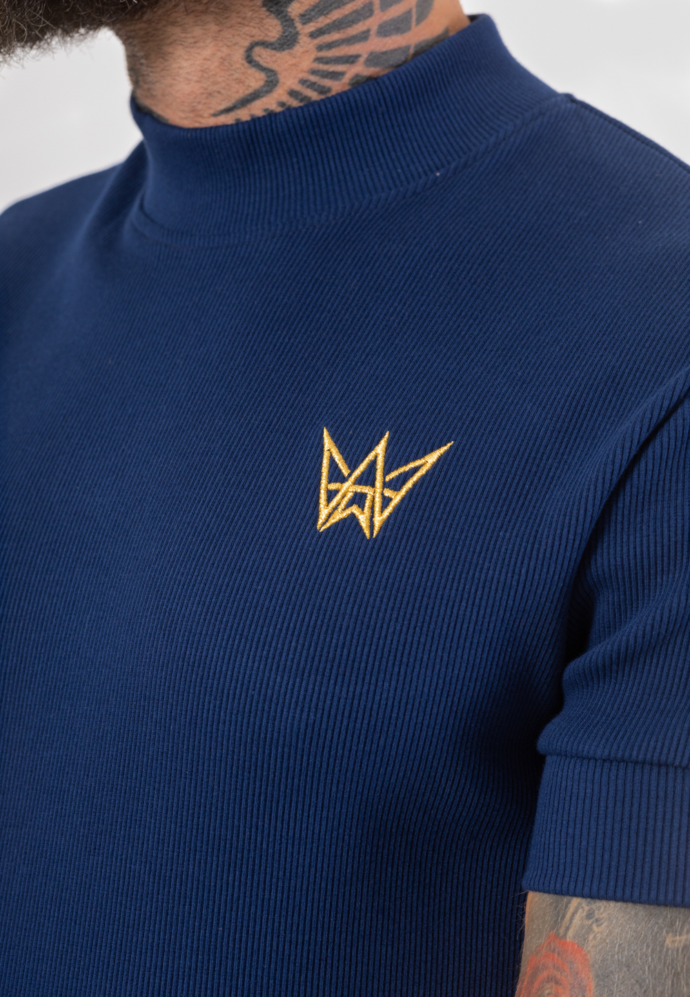 Golf z krótkim rękawem z bawełny prążkowanej w kolorze granatowym ze złotą haftowaną koroną