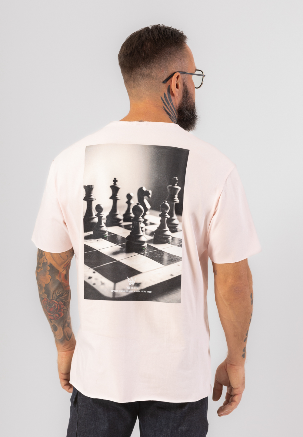 Koszulka Krótka Oversize Print CHESS - Różowa 1 Koszulka z krótkim rękawem w kolorze różowym z nadrukiem Chess
