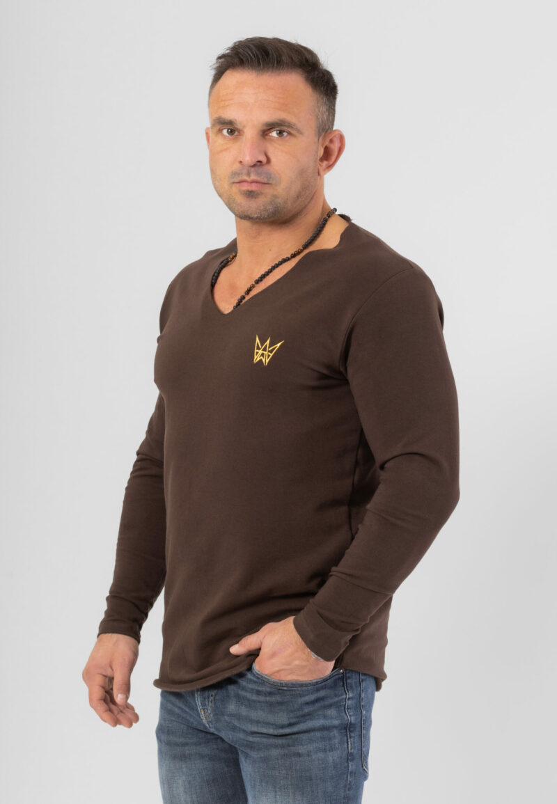 Koszulka z długim rękawem w kolorze czekoladowym z haftowaną koroną w kolorze złotym.