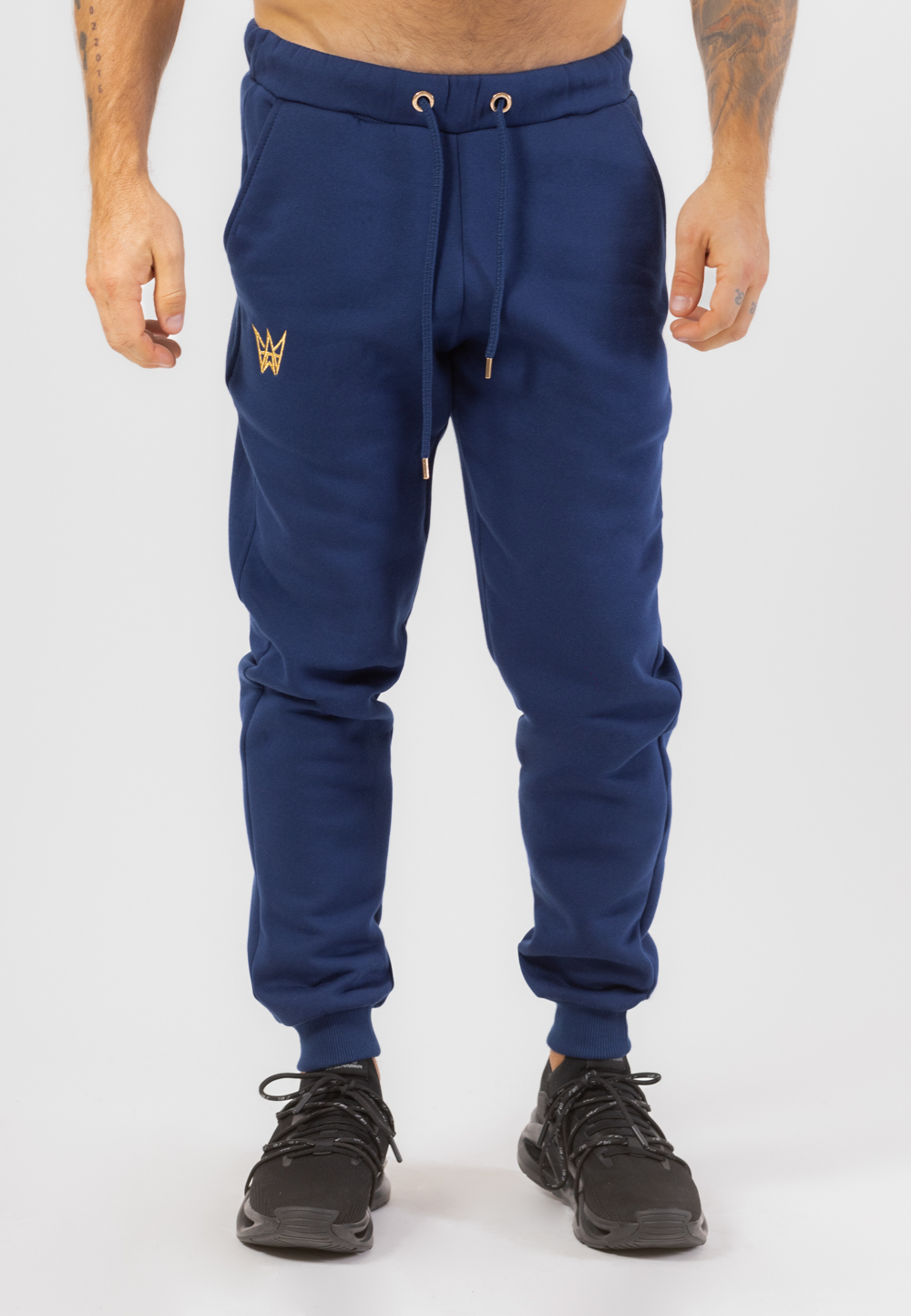 Spodnie Dresowe Oversize Grizzly Bawełniane Granatowe 1 Dresowe spodnie bawełniane w kolorze granatowym ze złotą haftowaną koroną.