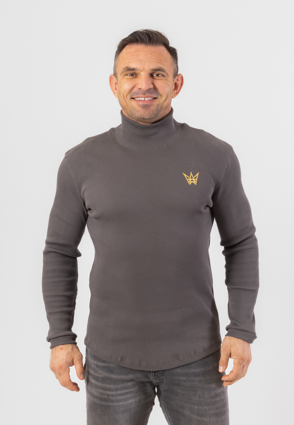 Sweter Golf Z Długim Rękawem Prążkowany Szary 1 Golf z długim rękawem z bawełny prążkowanej w kolorze szarym ze złotą haftowaną koroną