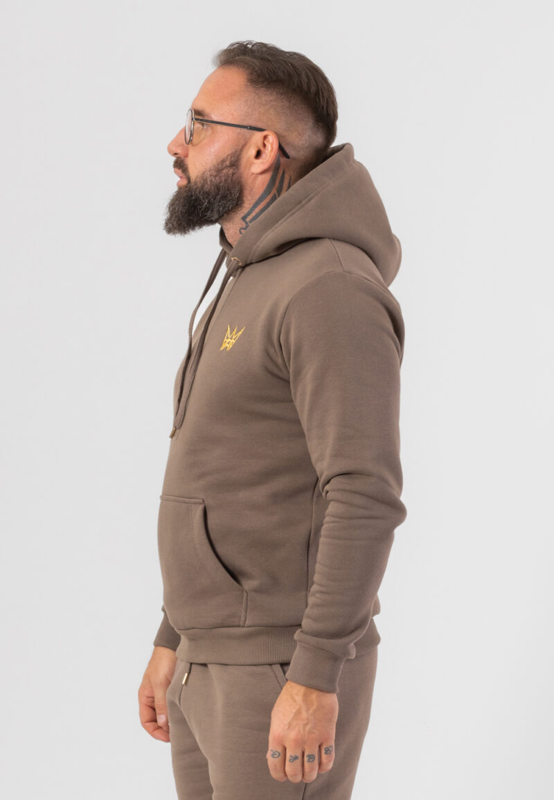 Gruba bawełniana bluza Grizzly z kapturem w kolorze brązowym i haftowaną koroną w kolorze złotym.